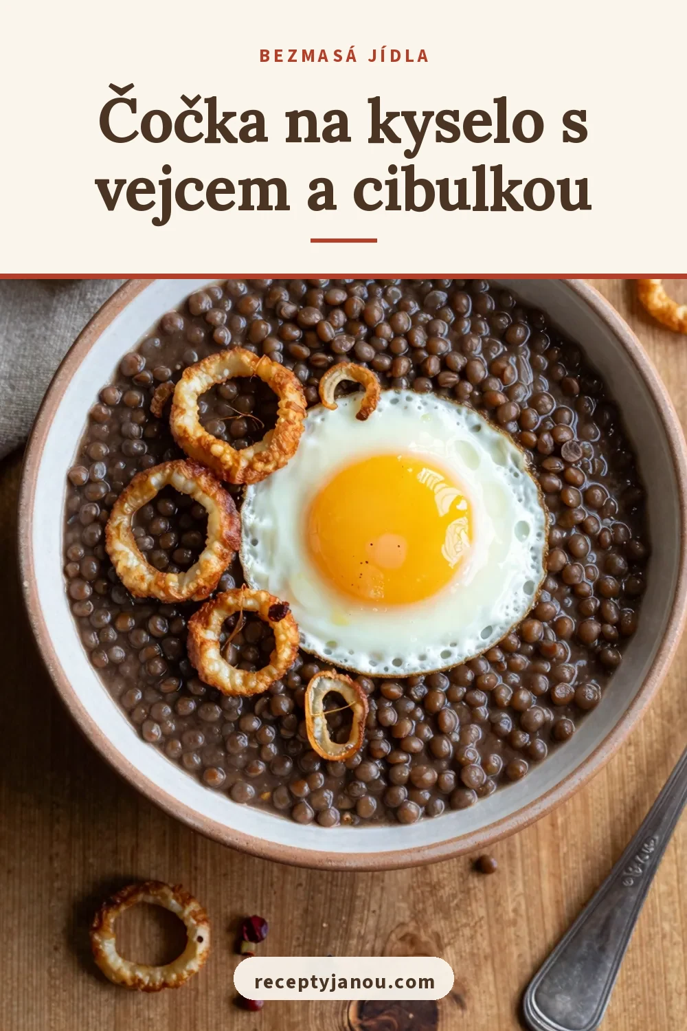 Čočka na kyselo s vejcem a cibulkou