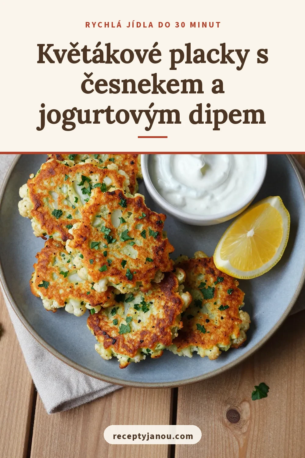 Květákové placky s česnekem a jogurtovým dipem
