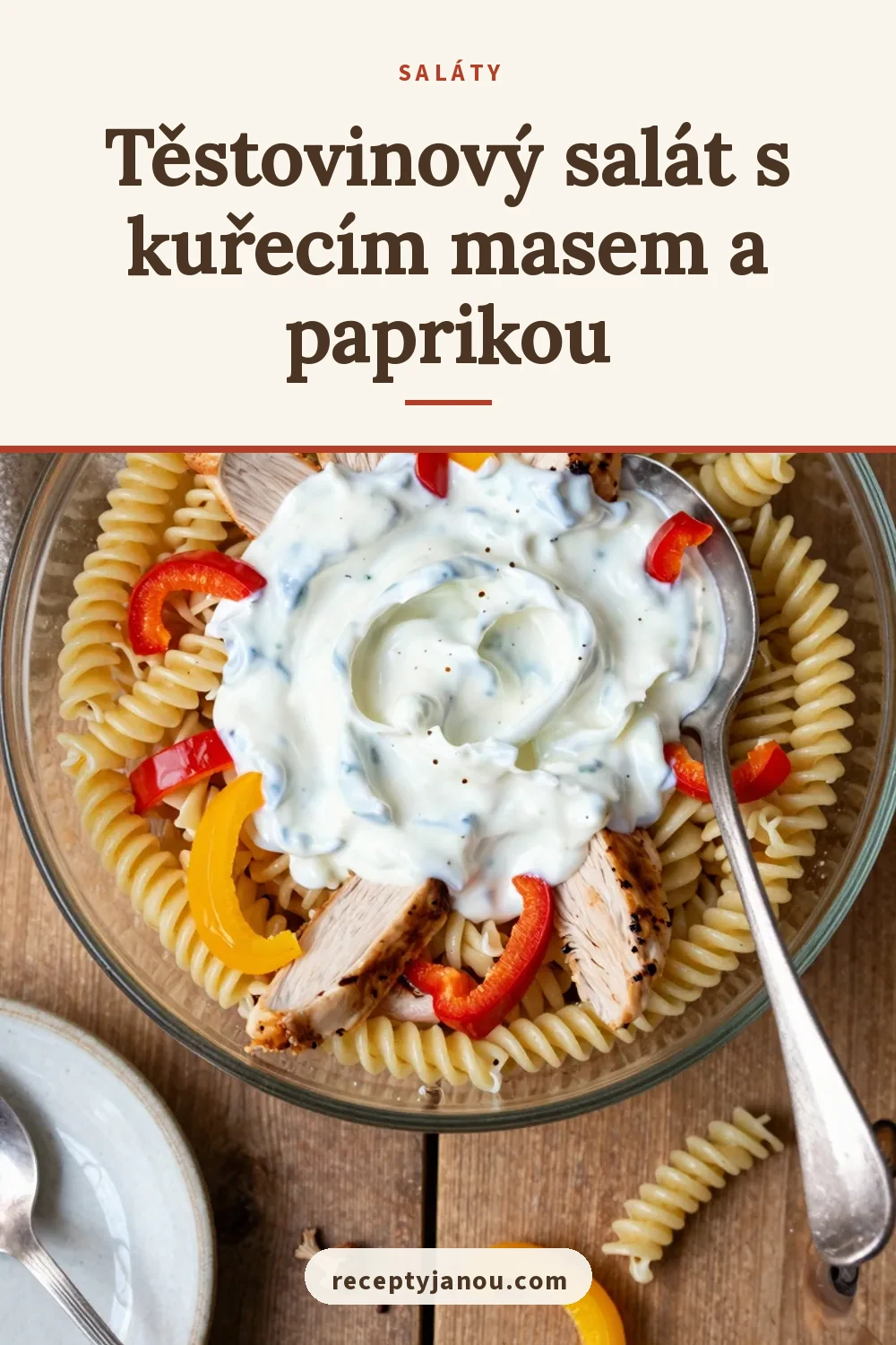 Těstovinový salát s kuřecím masem a paprikou