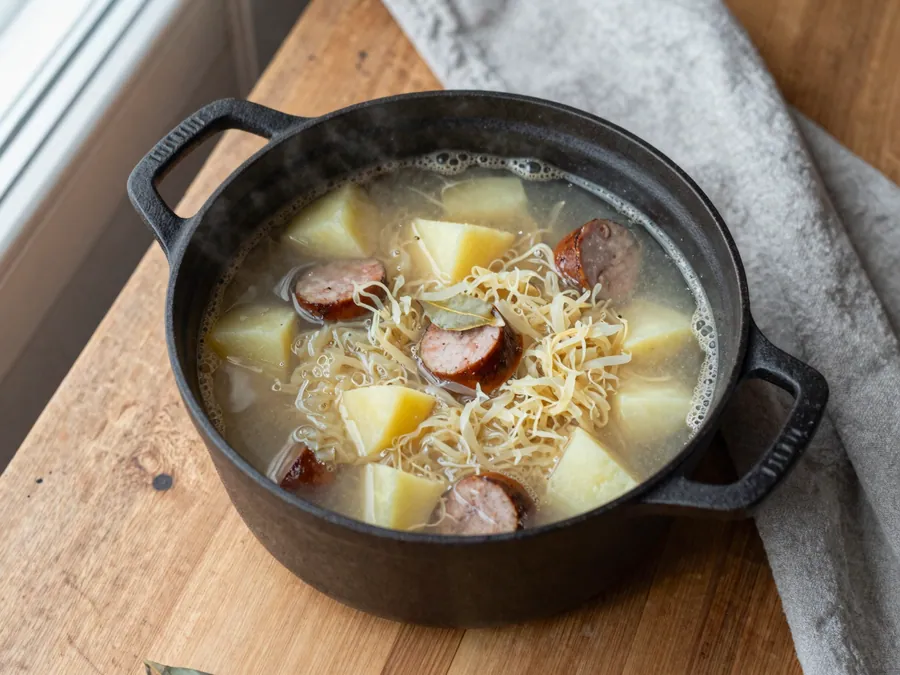 Zelí a brambory se vaří pod pokličkou